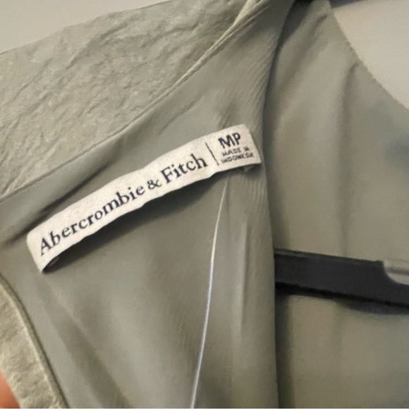 Abercrombie & Fitch Short-Sleeve Crinkle Satin Maxi Dress in Frosty Olive, NWT - Picture 8 of 9
